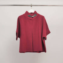 Cardigan smanicato con collo alto e fibbia decorativa