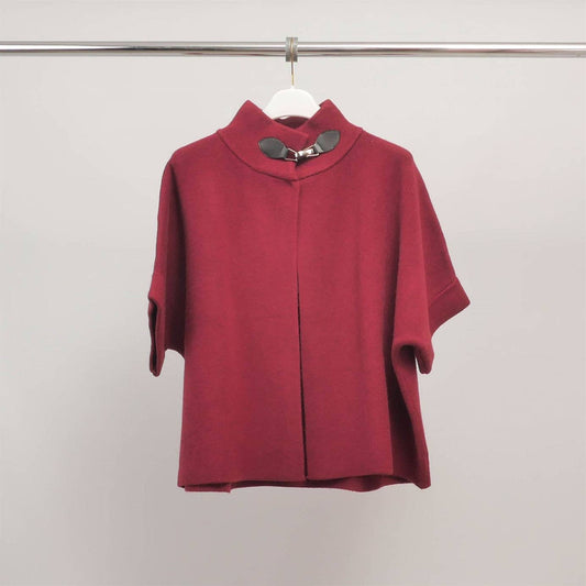 Cardigan smanicato con collo alto e fibbia decorativa