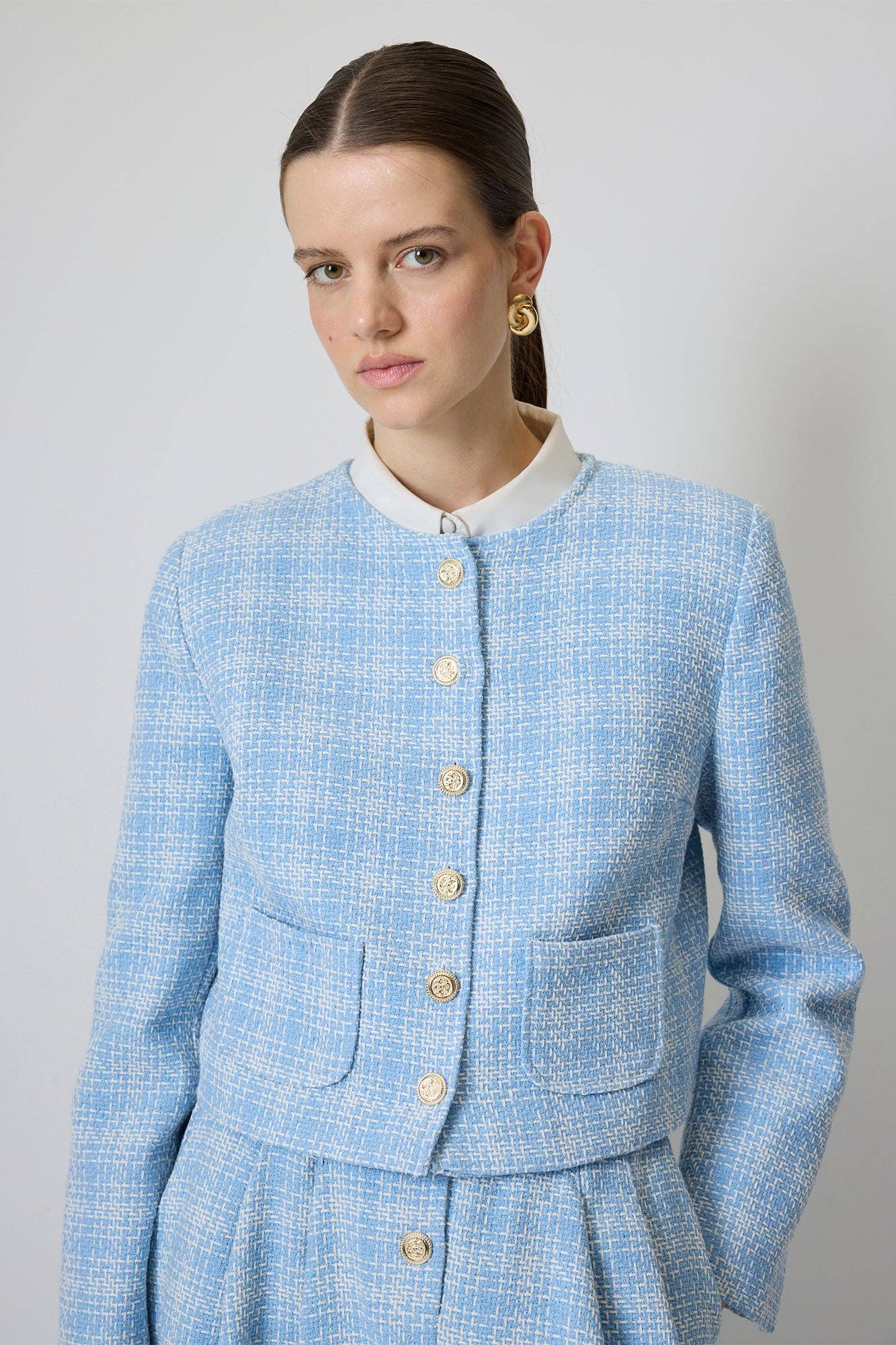 Completo in tweed di cotone con giacca corta e gonna midi