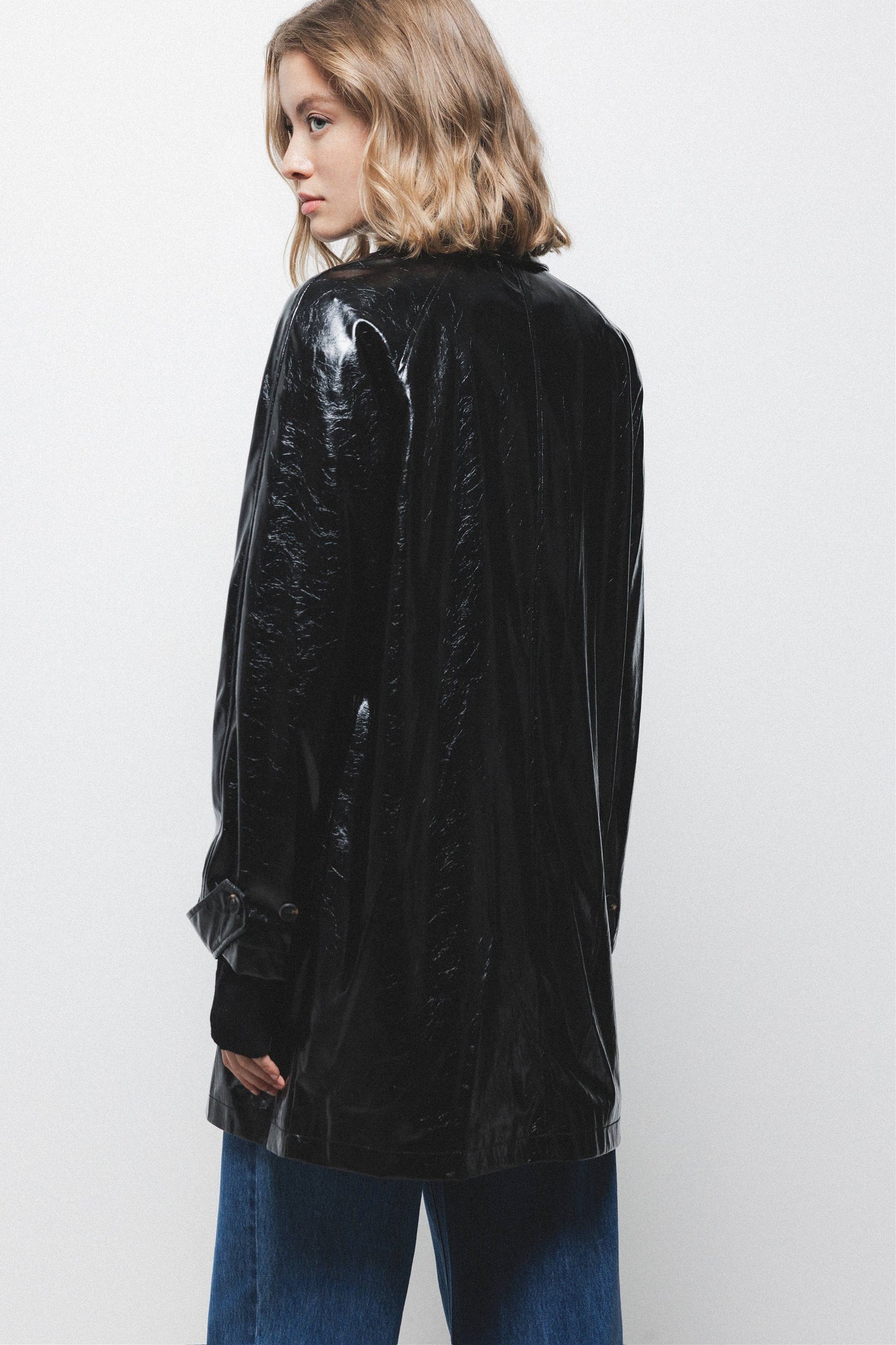 Trench coat effetto pelle nero lucido
