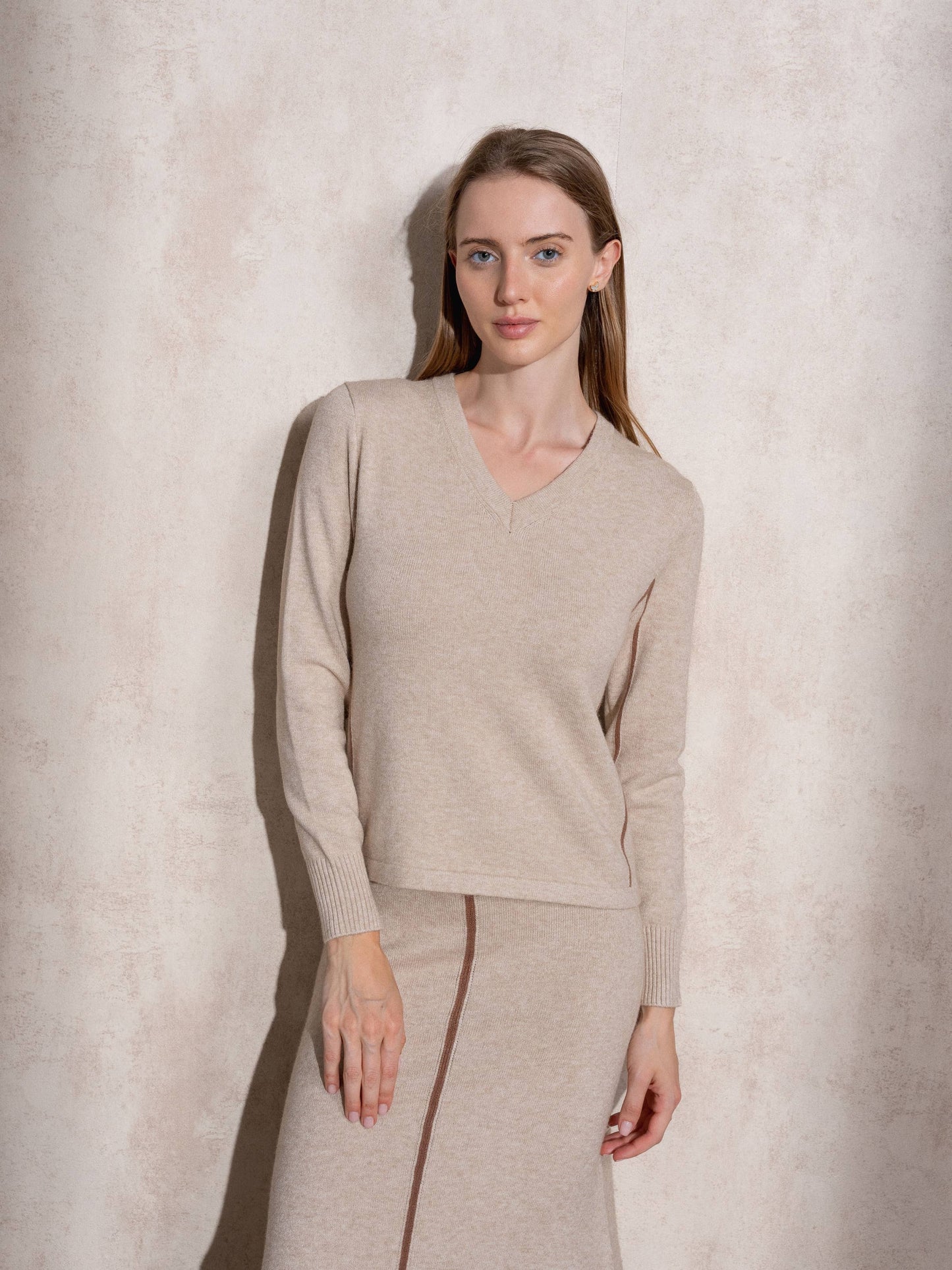 Maglione in maglia con scollo a V e profili a contrasto