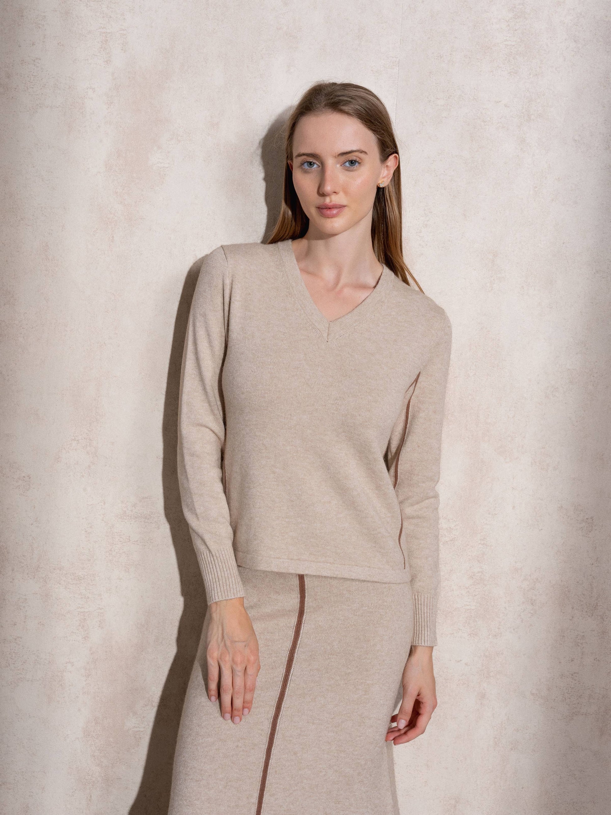 Maglione in maglia con scollo a V e profili a contrasto