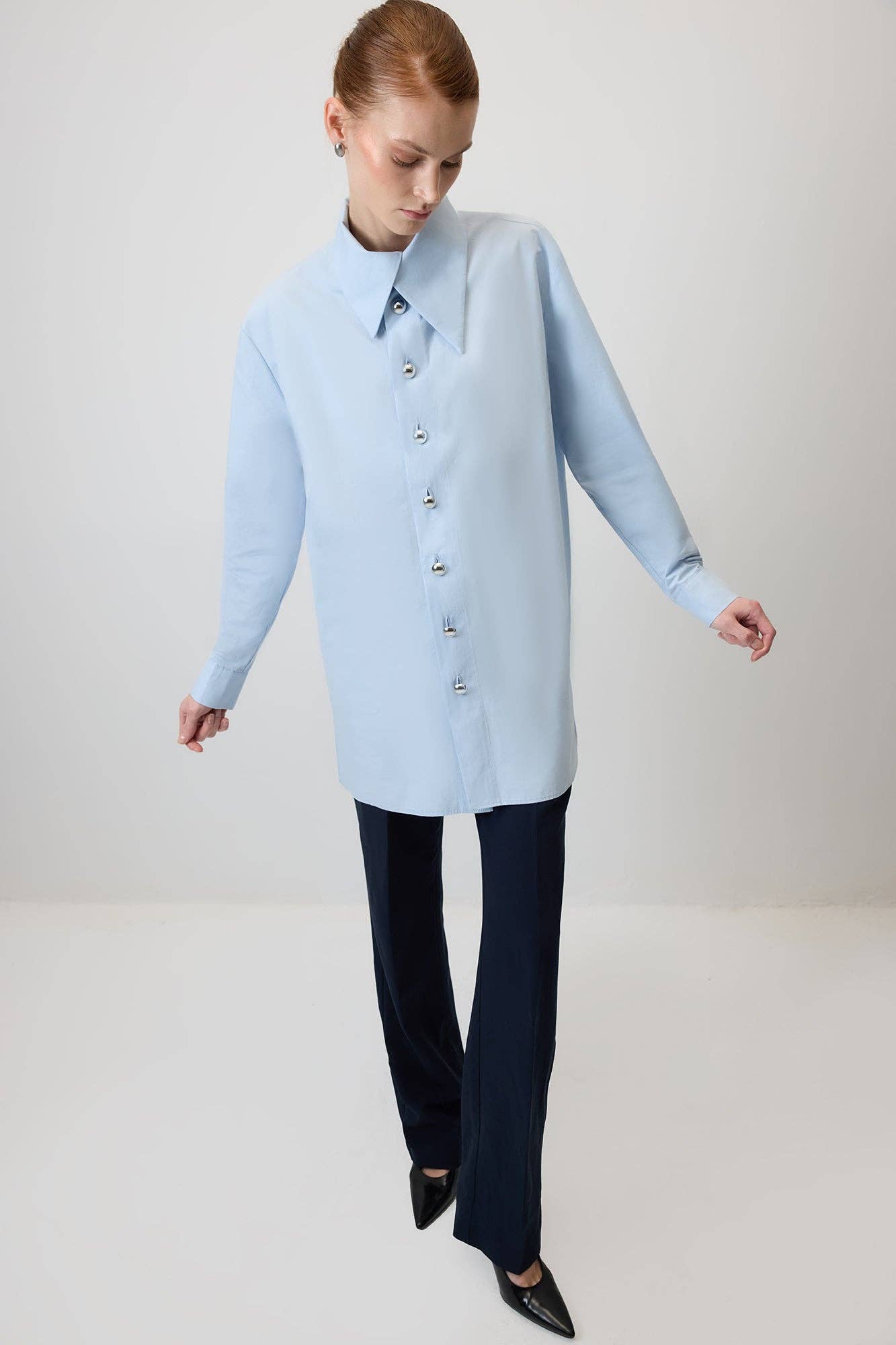 Camicia oversize azzurra con bottoni in metallo
