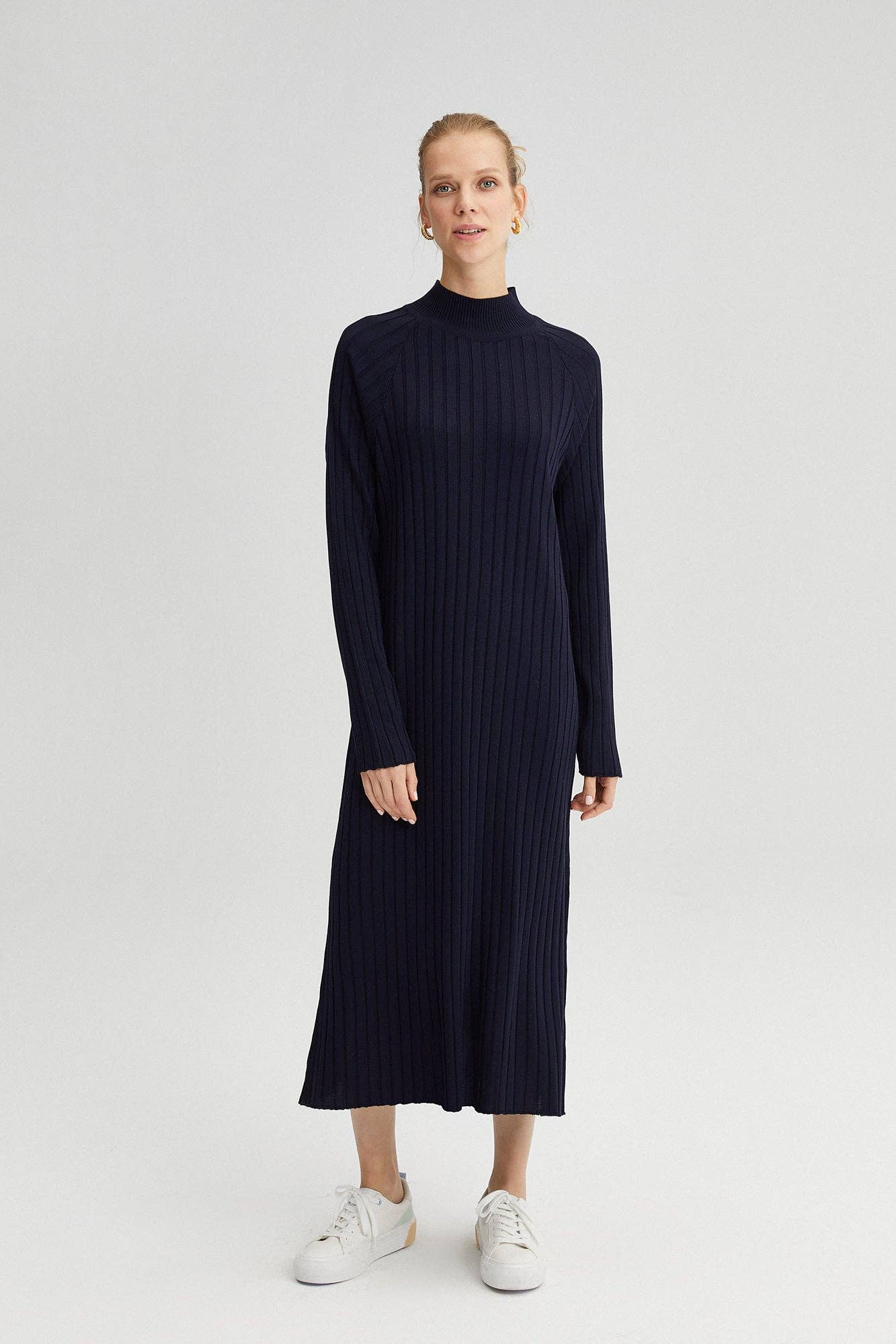 Abito lungo a costine con collo alto in blu navy