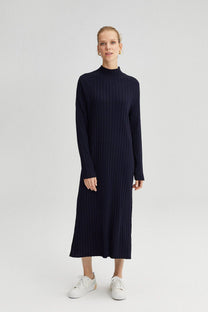 Abito lungo a costine con collo alto in blu navy