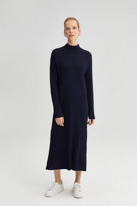 Abito lungo a costine con collo alto in blu navy