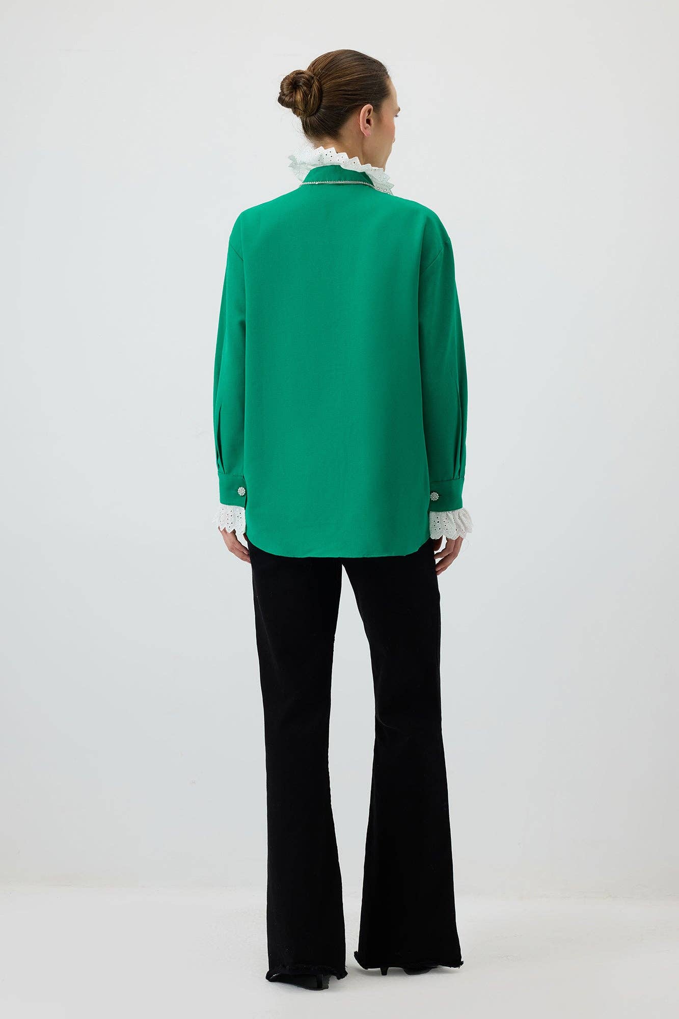 Camicia verde con ricami e dettagli gioiello