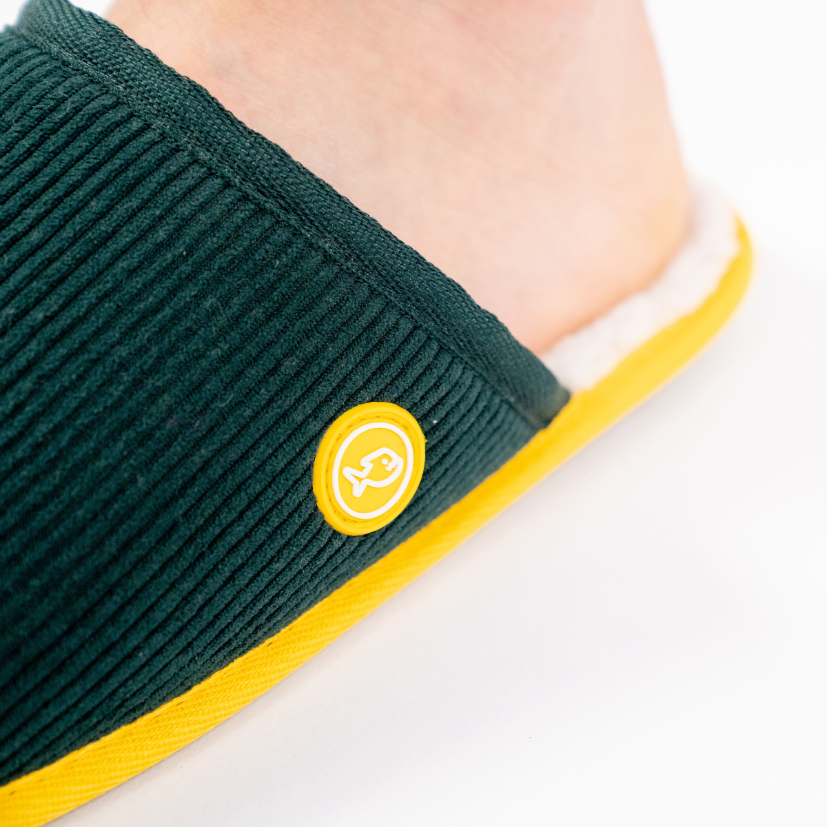 Pantofole in velluto a coste verde con interno in sherpa