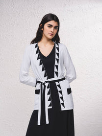Cardigan in maglia con cintura e dettagli a contrasto