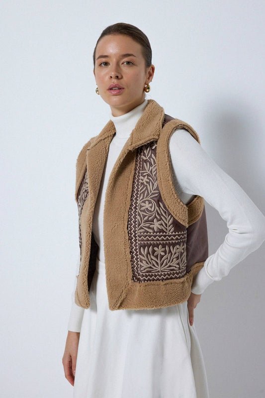 Gilet western ricamato con dettagli effetto pelle