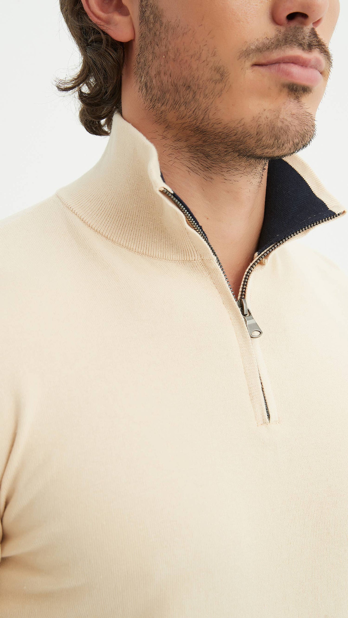 Maglione beige in cotone con collo camionista e zip