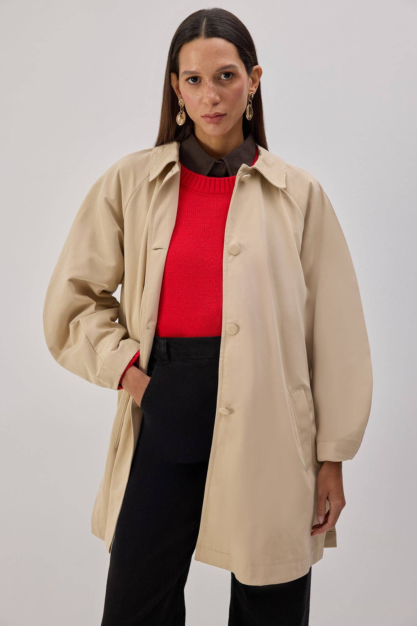 Trench corto beige con cintura