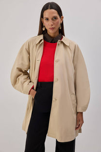 Trench corto beige con cintura