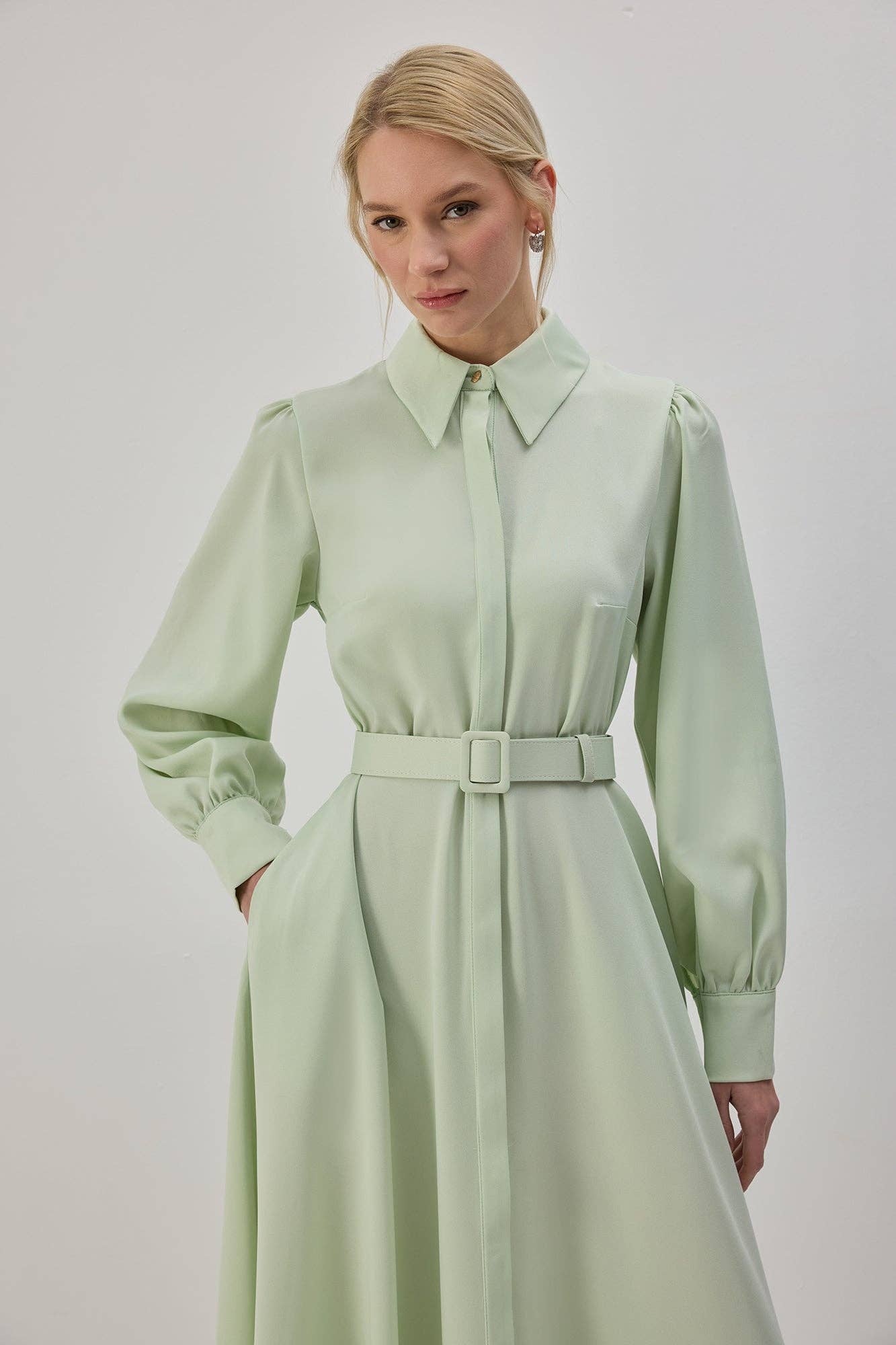 Abito camicia in raso con cintura