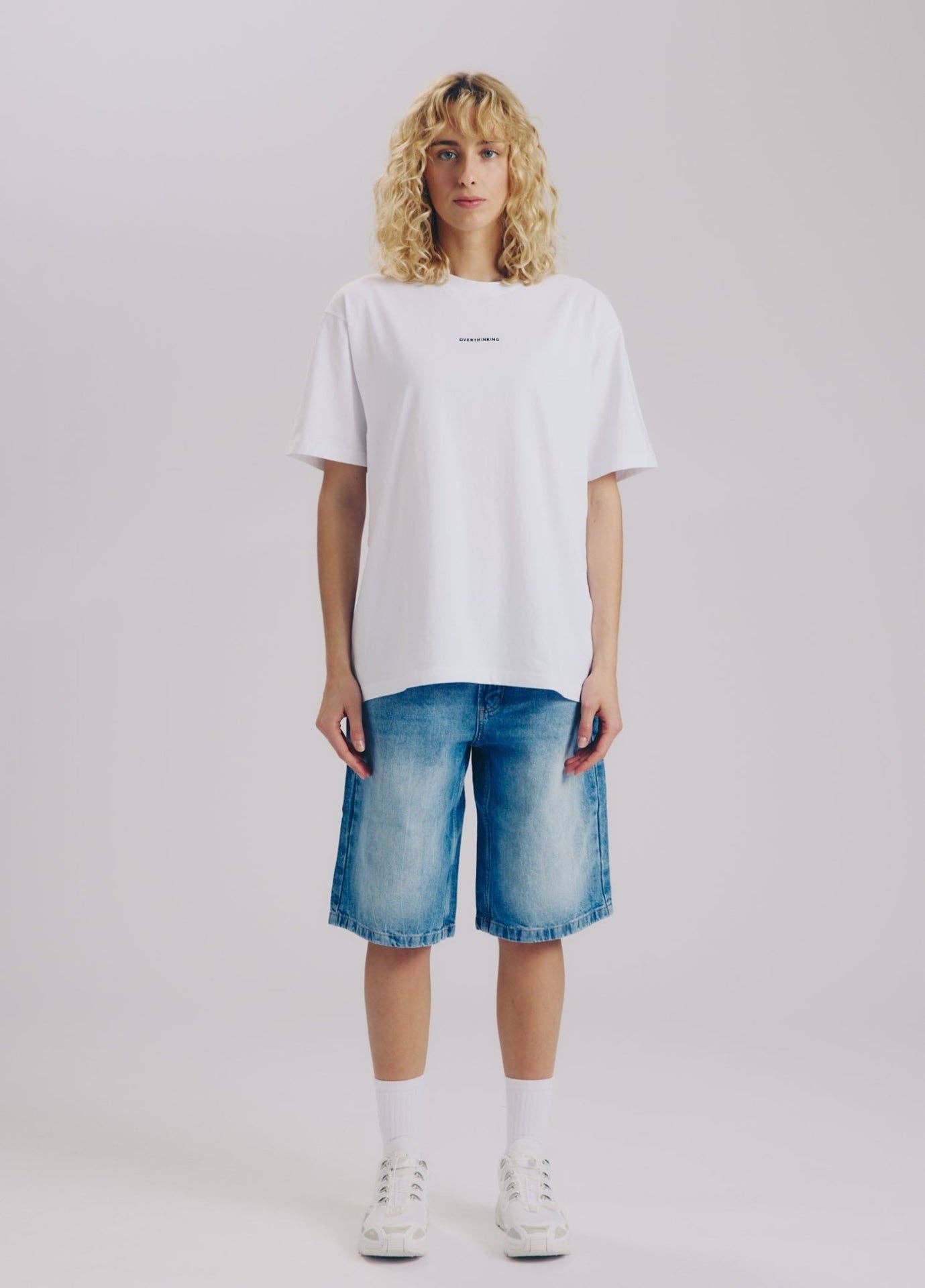T-shirt oversize con scritta Overthinking