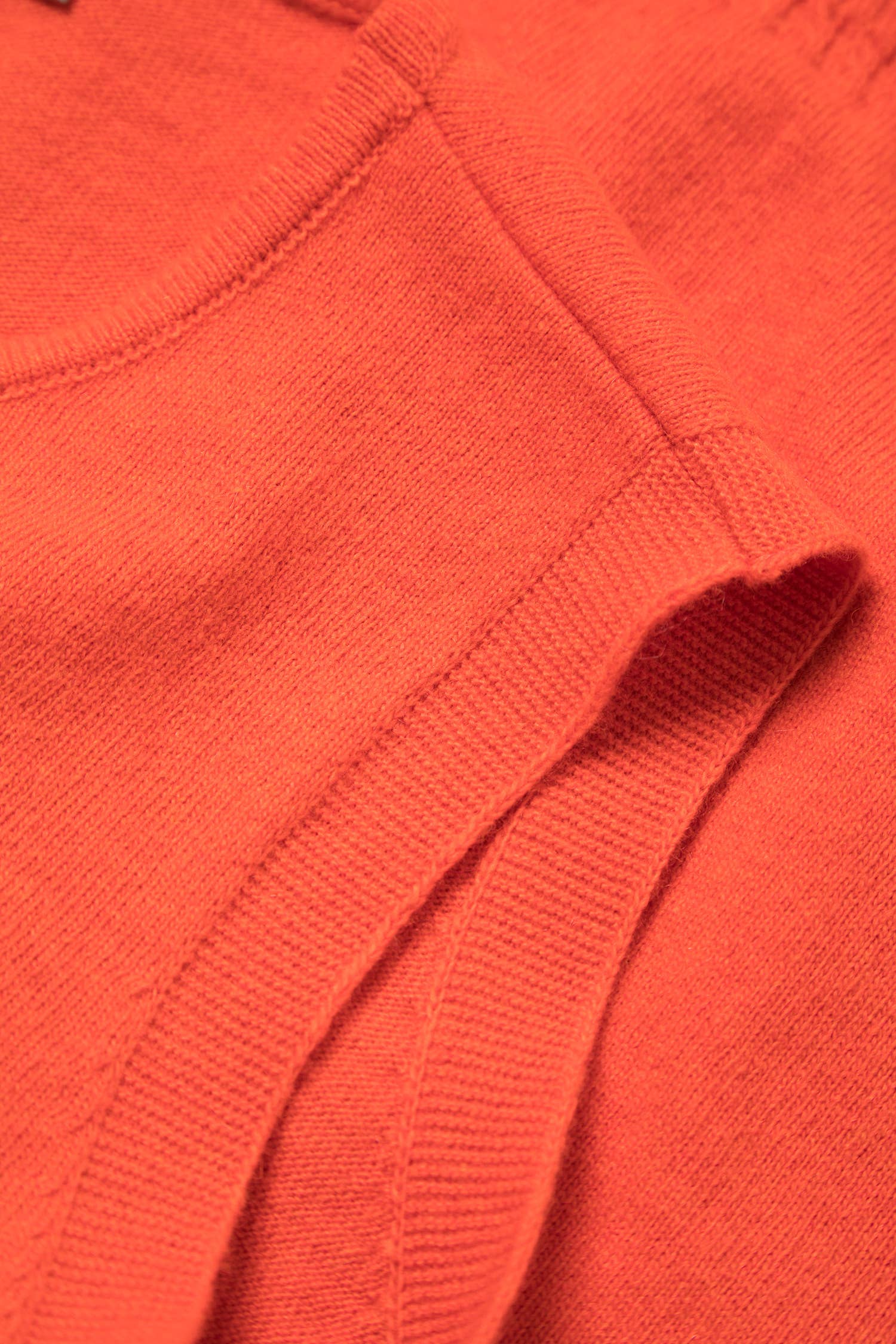 Top smanicato in maglia rasata con girocollo