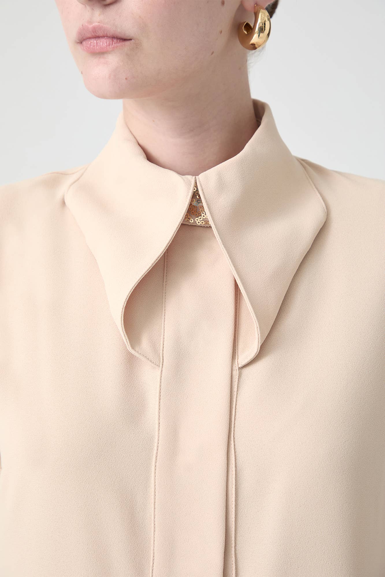 Camicia in crêpe con dettagli gioiello al colletto