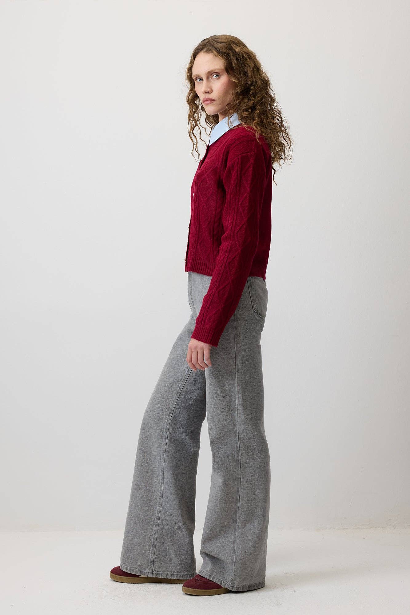 Cardigan in maglia a trecce bordeaux con bottoni