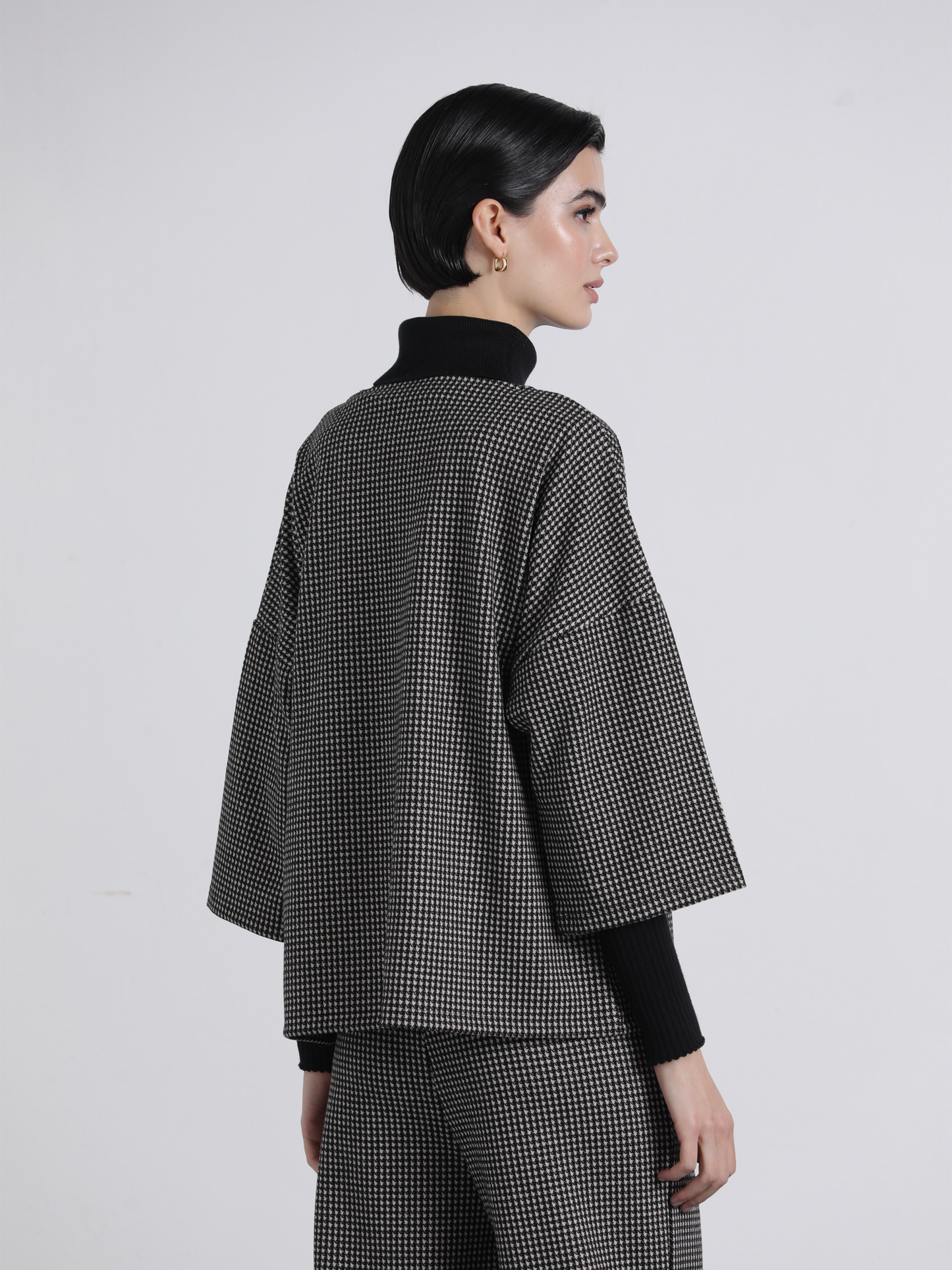 Felpa in maglia a micro quadretti con scollo a V