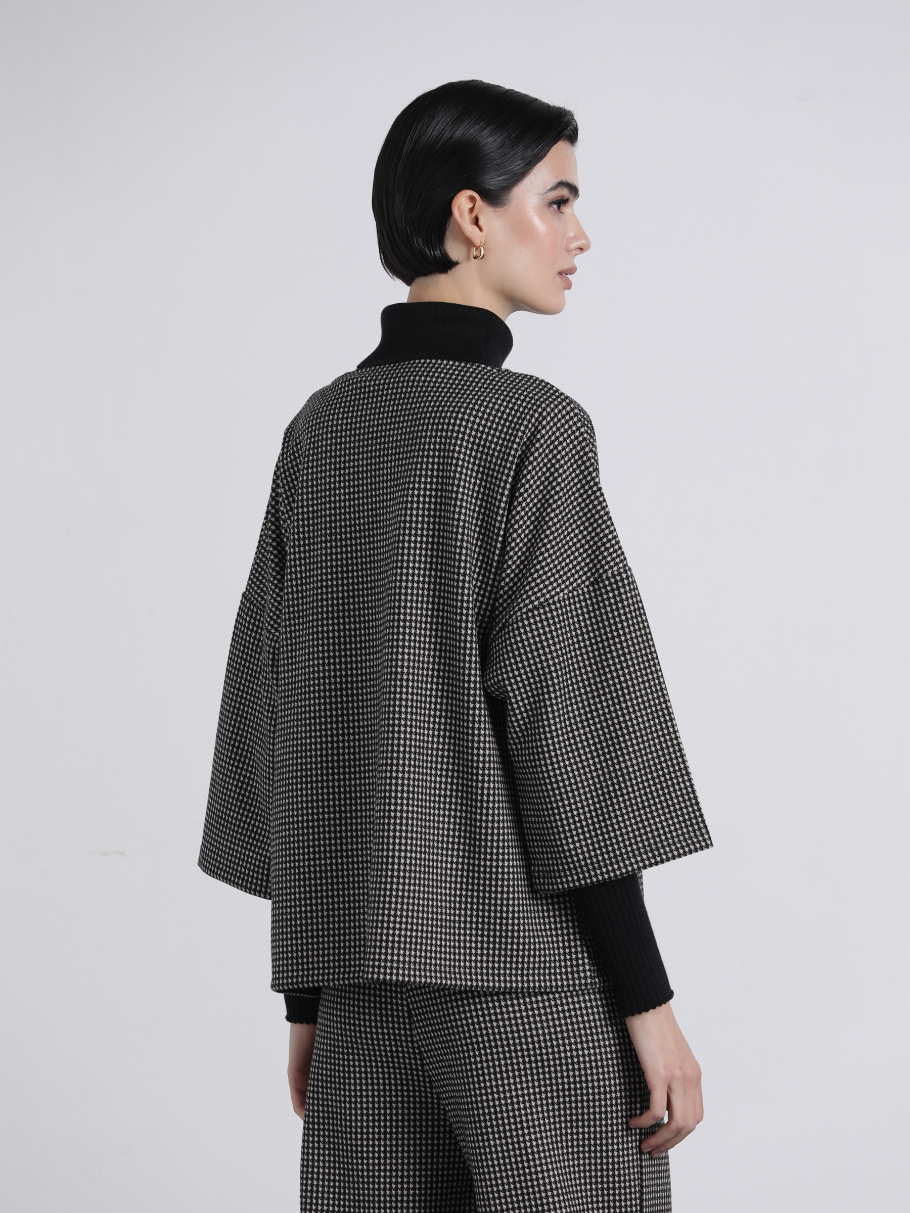 Felpa in maglia a micro quadretti con scollo a V
