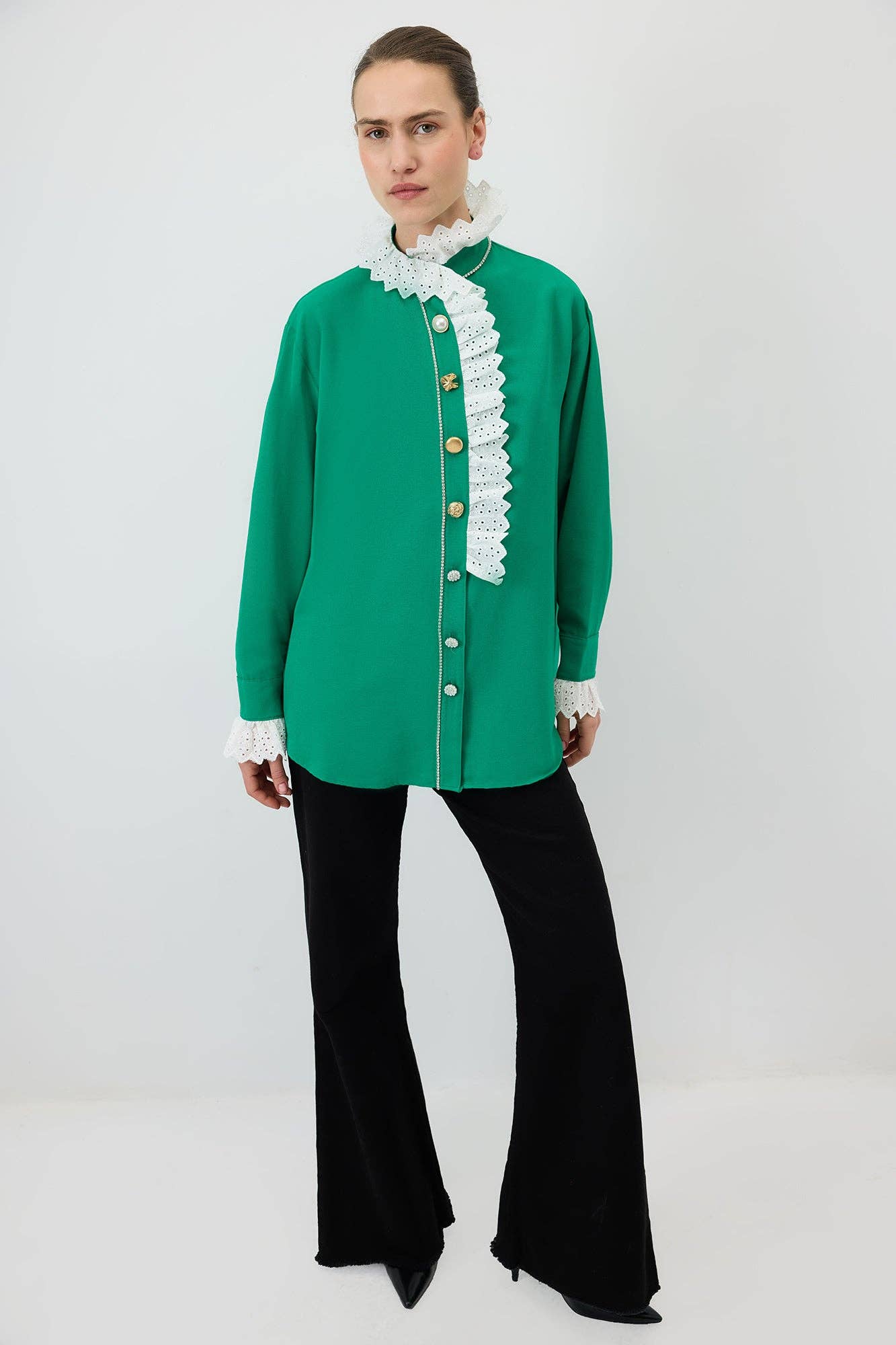 Camicia verde con ricami e dettagli gioiello