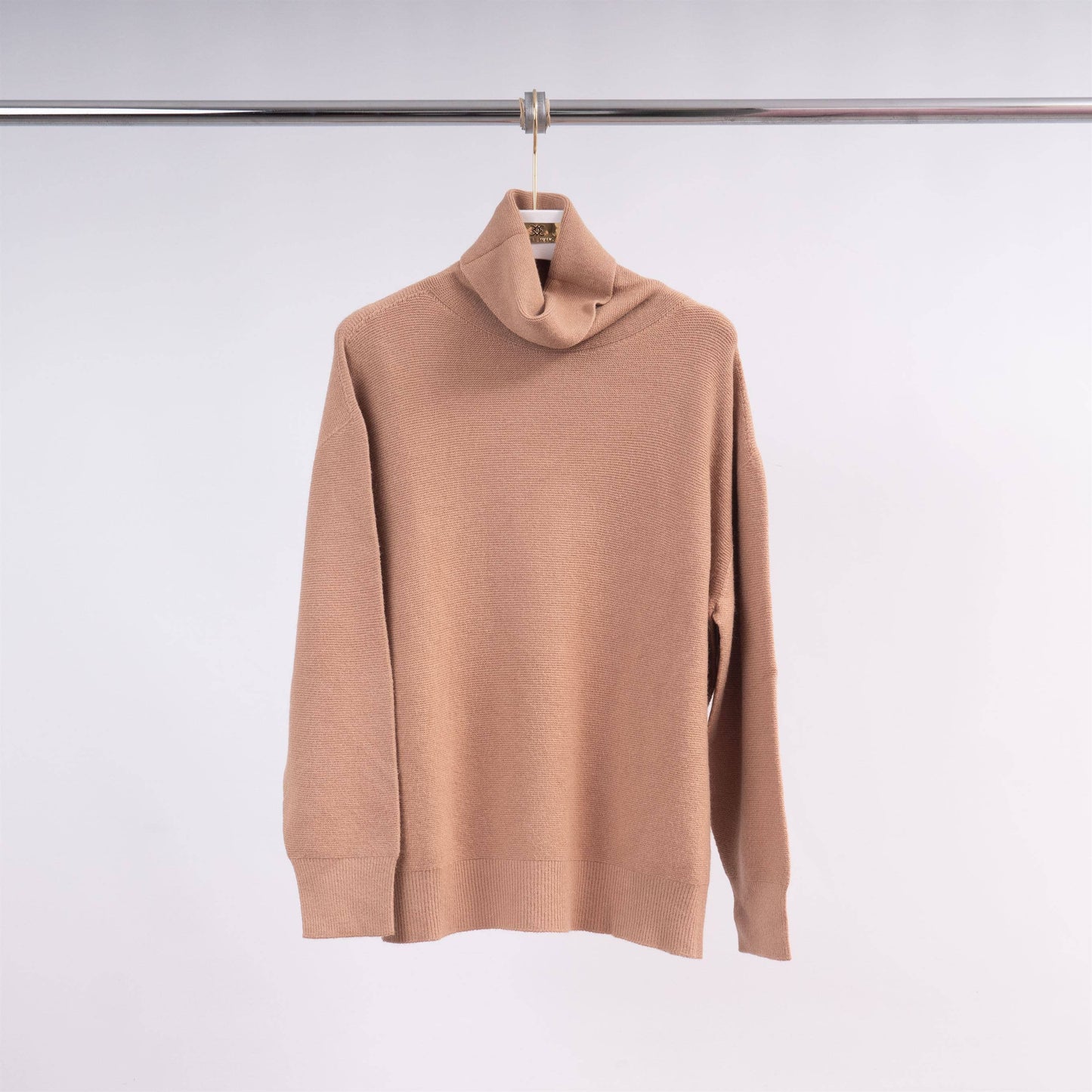 Maglione a collo alto in maglia con maniche aderenti