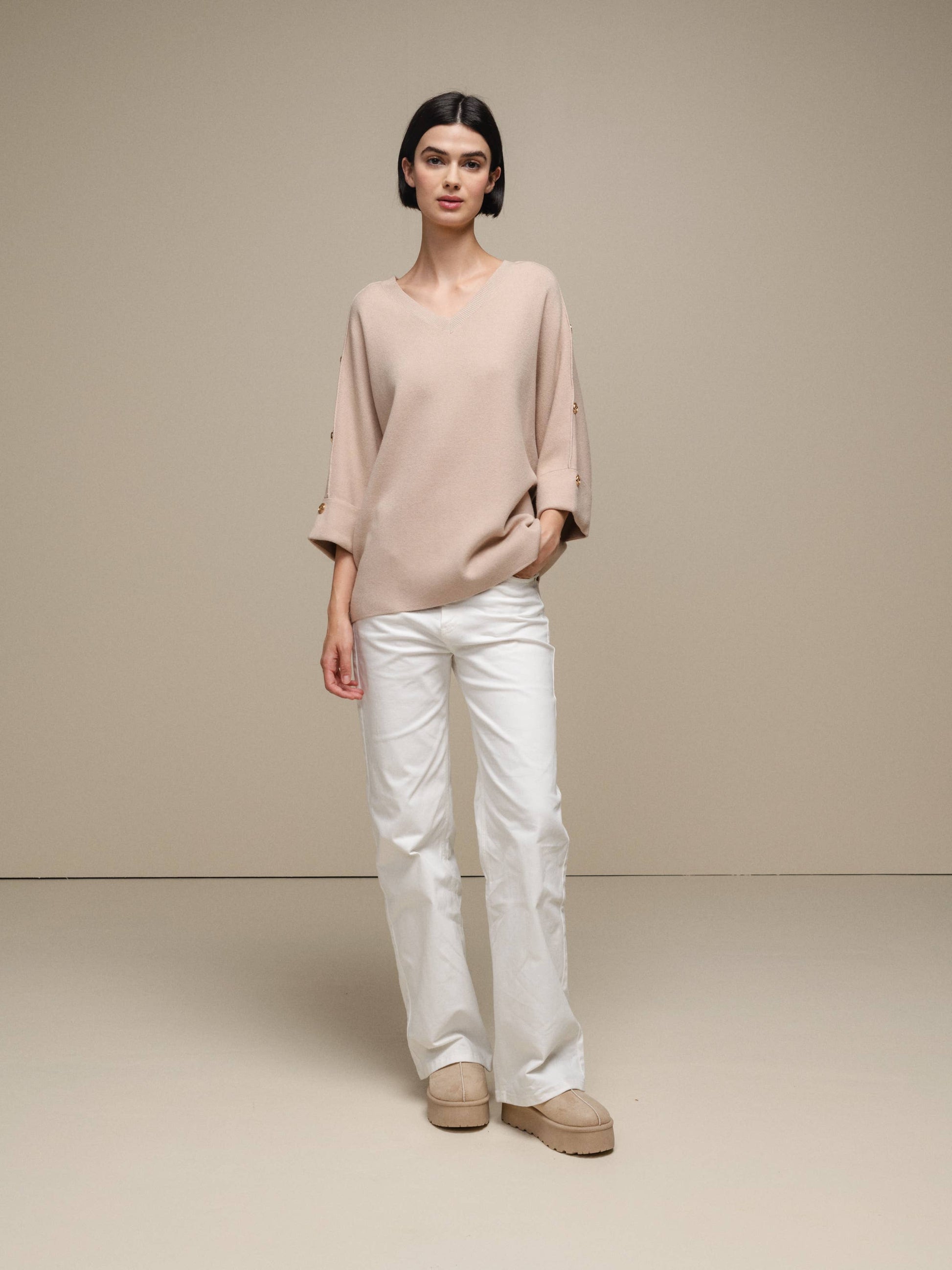 Maglione oversize con scollo a V e bottoni gioiello