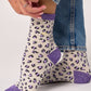 Calzini alla caviglia leopardati glitterati in cotone pettinato ecru e viola