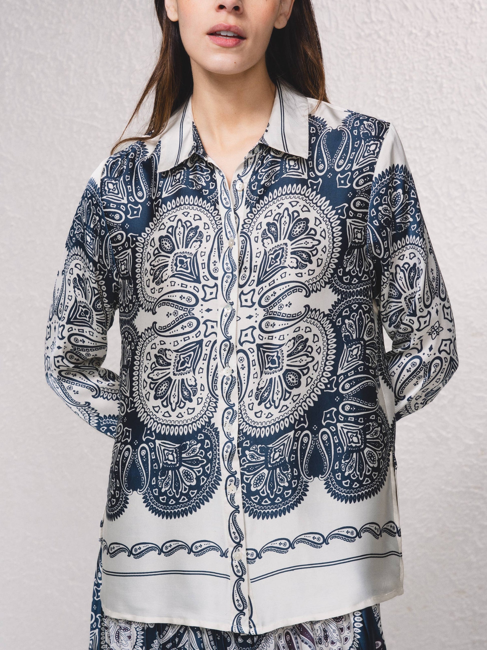 Blusa in raso stampata a taglio dritto