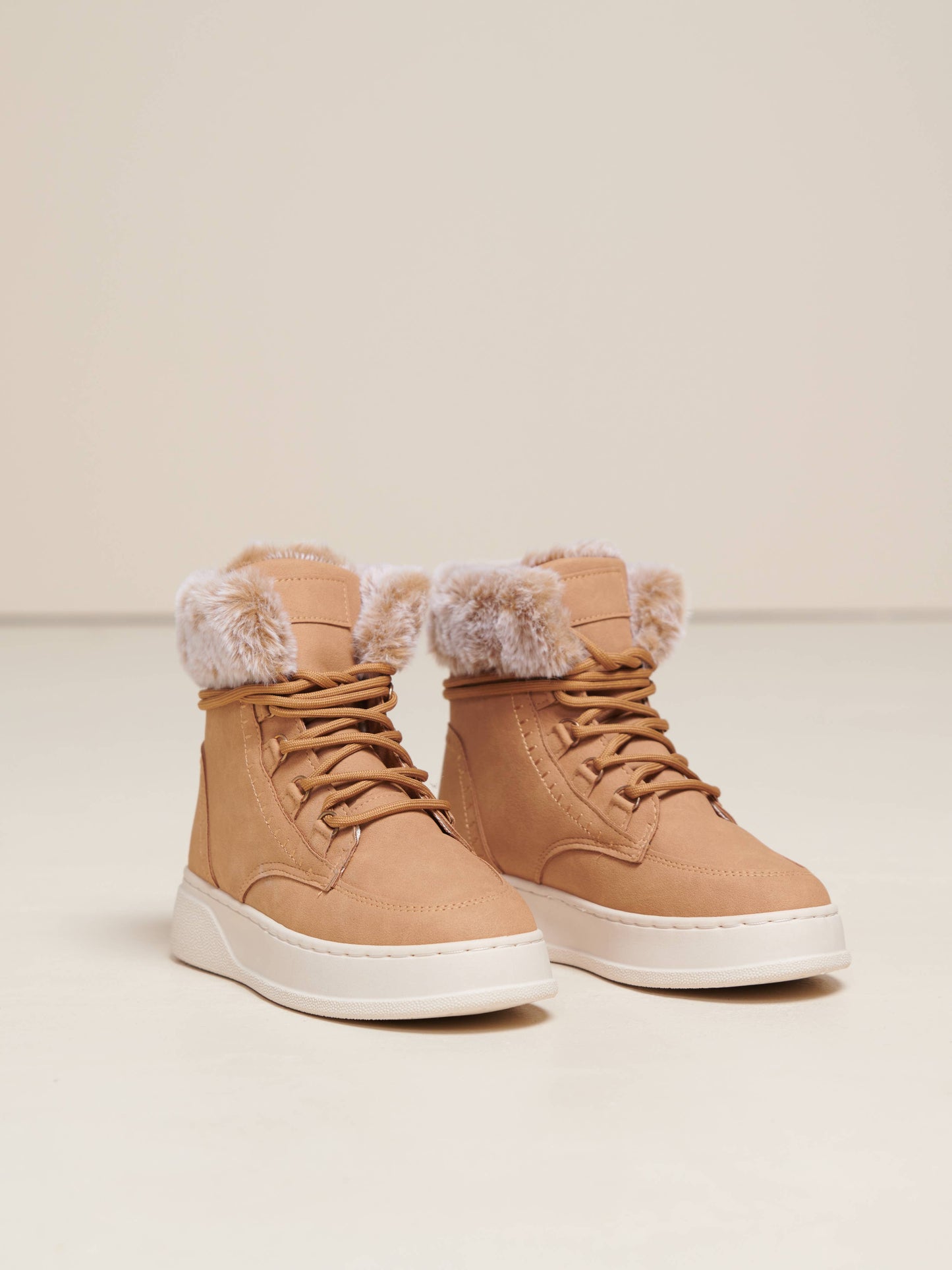 Stivali in eco-pelle con bordo in pelliccia