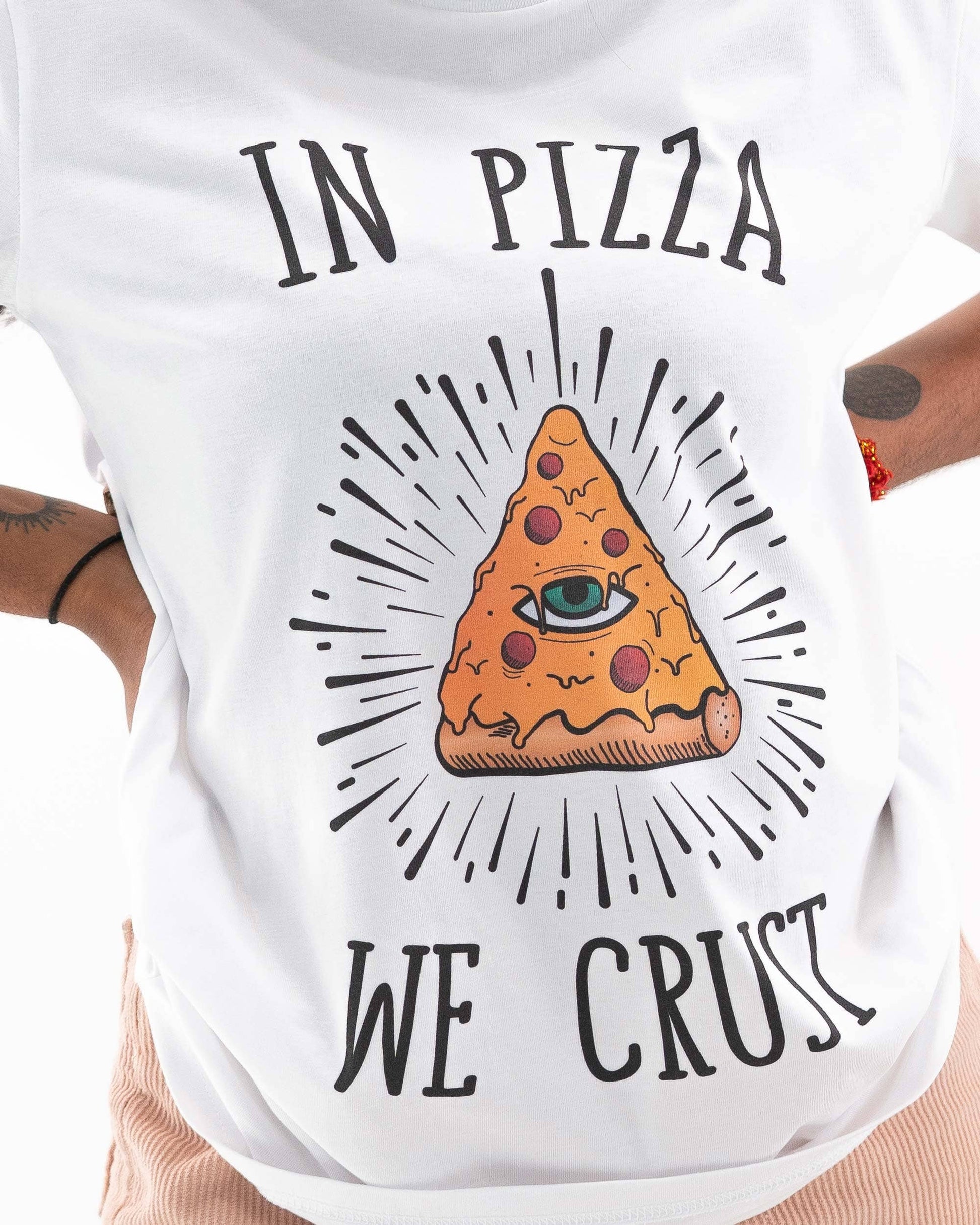 T-shirt unisex “In Pizza We Crust” in cotone biologico