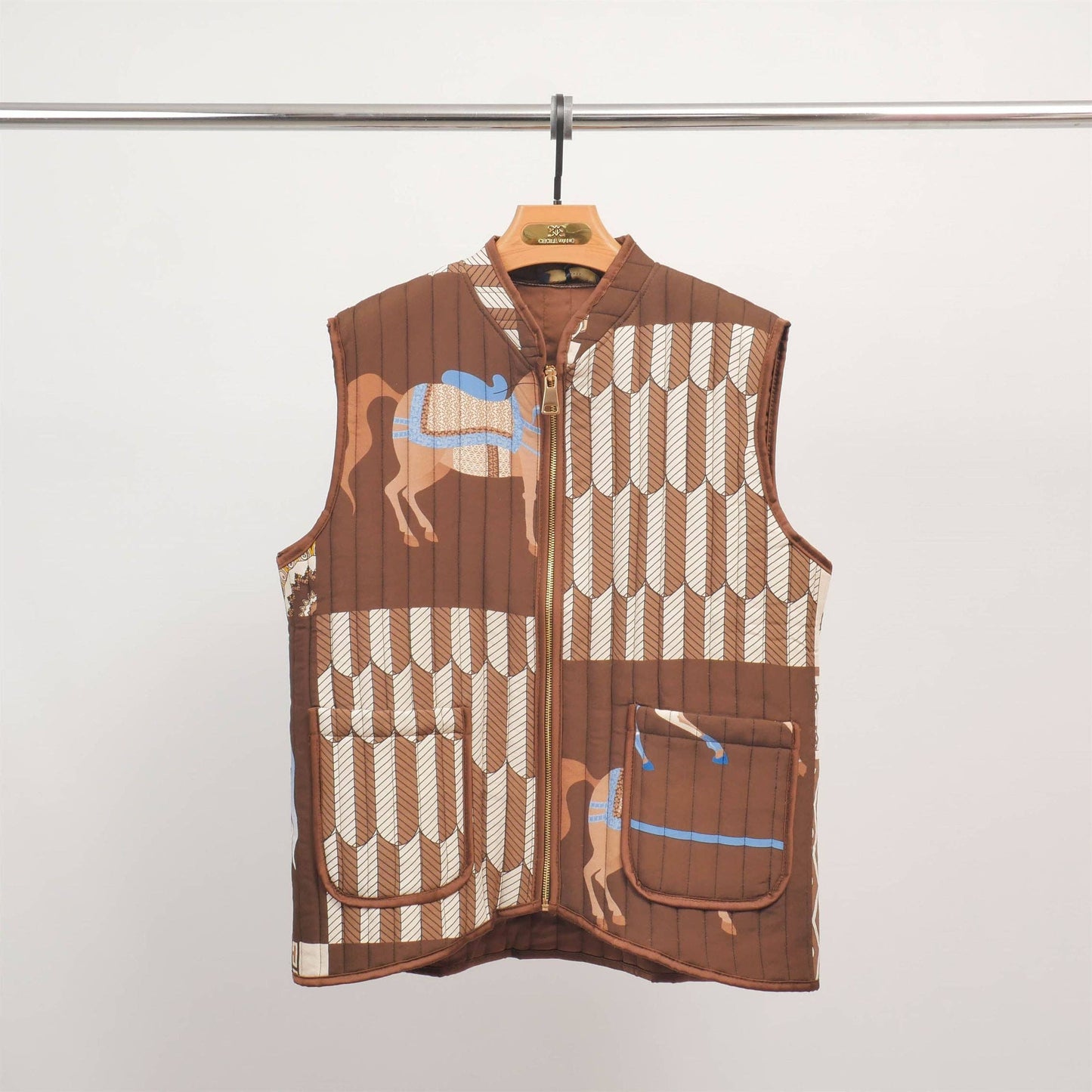 Gilet trapuntato smanicato con stampa cavalli