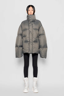 Piumino oversize con collo alto color pietra