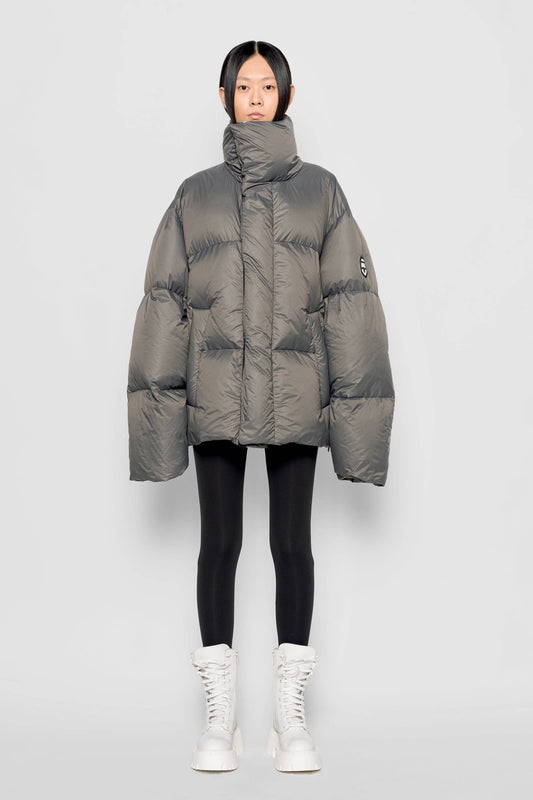 Piumino oversize con collo alto color pietra