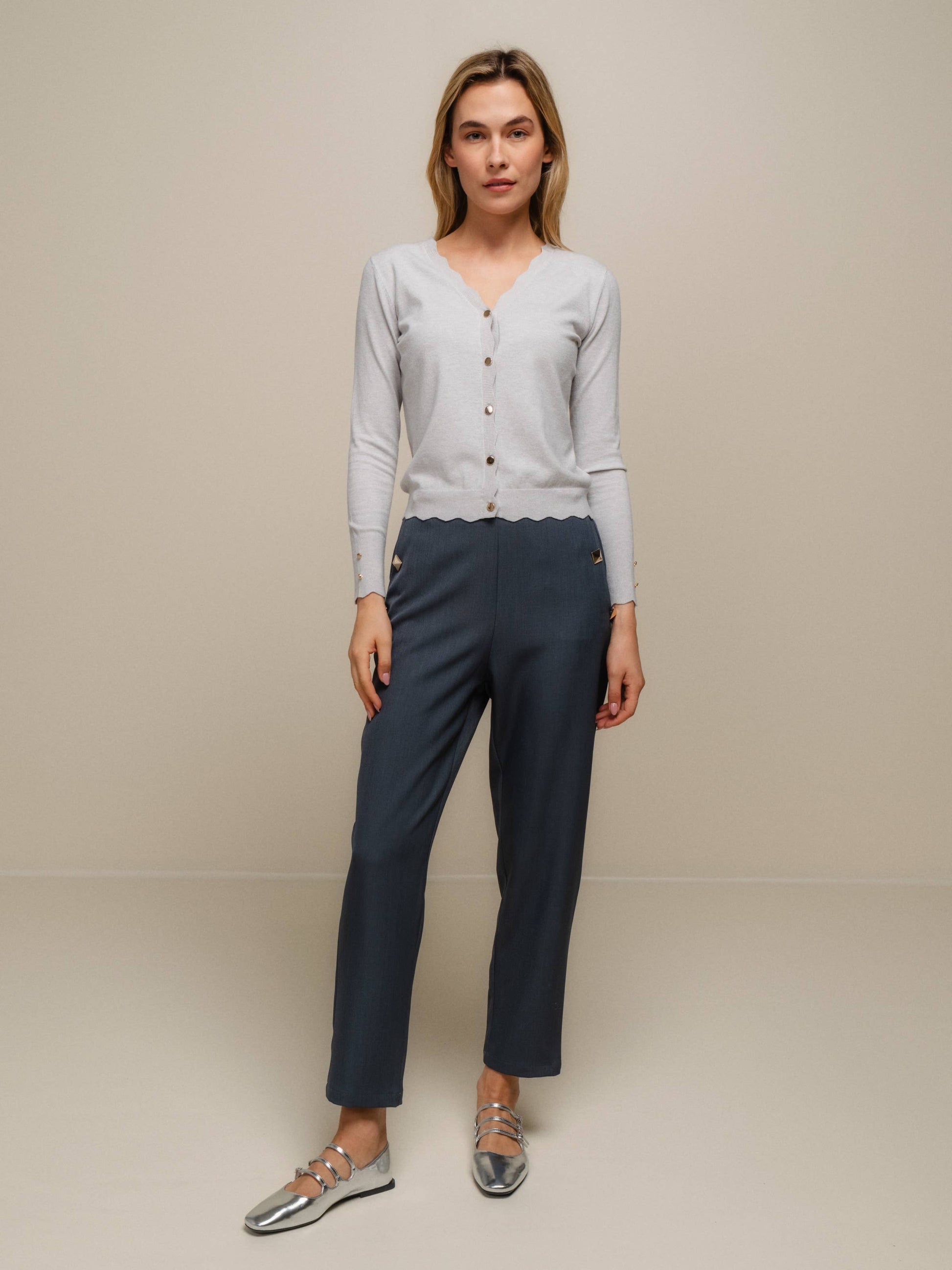Cardigan in maglia con scollo a V smerlato