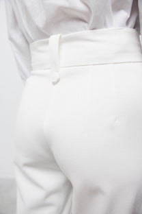 Pantaloni aderenti eleganti con tasche laterali