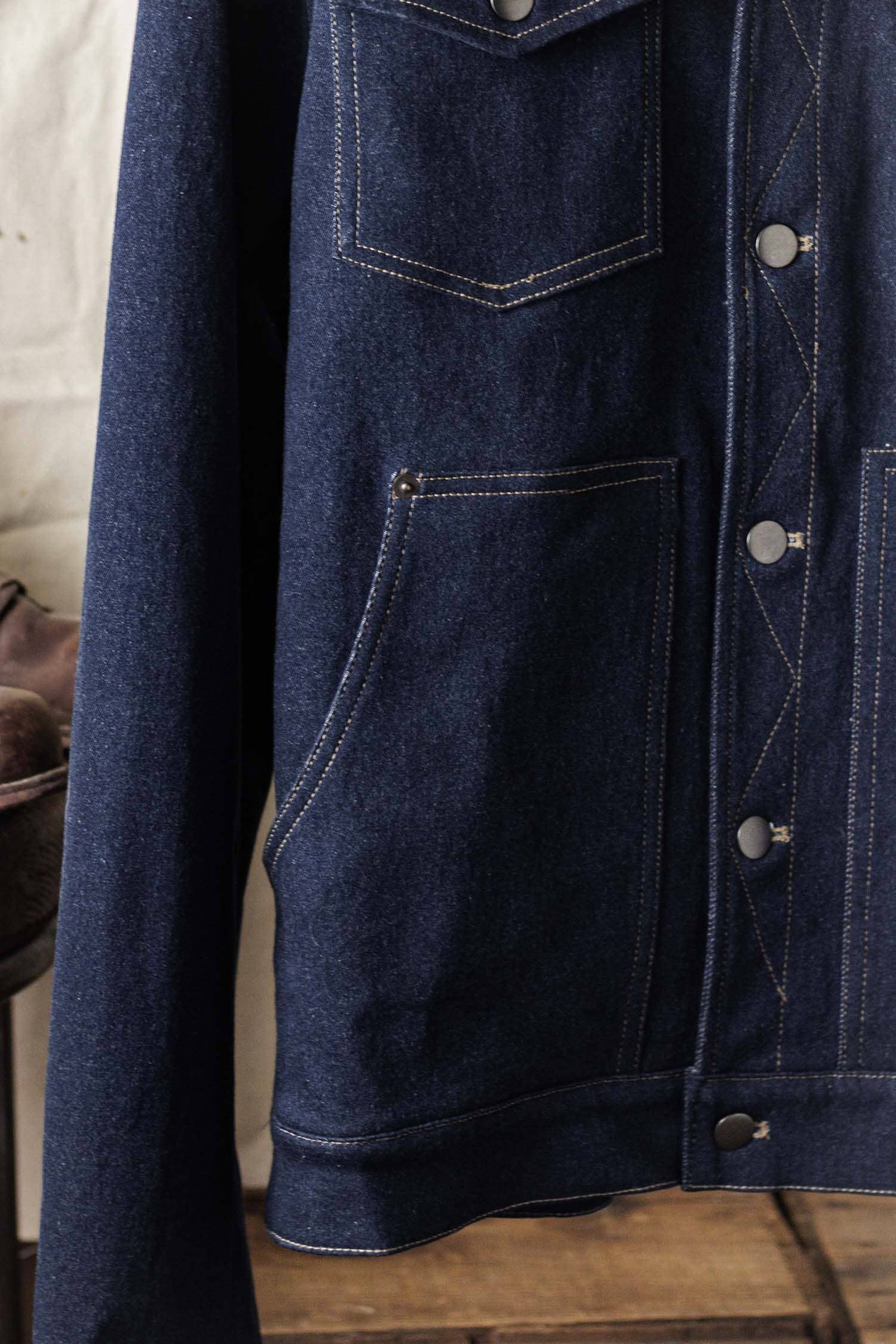 Giacca trucker in denim scuro con colletto a contrasto
