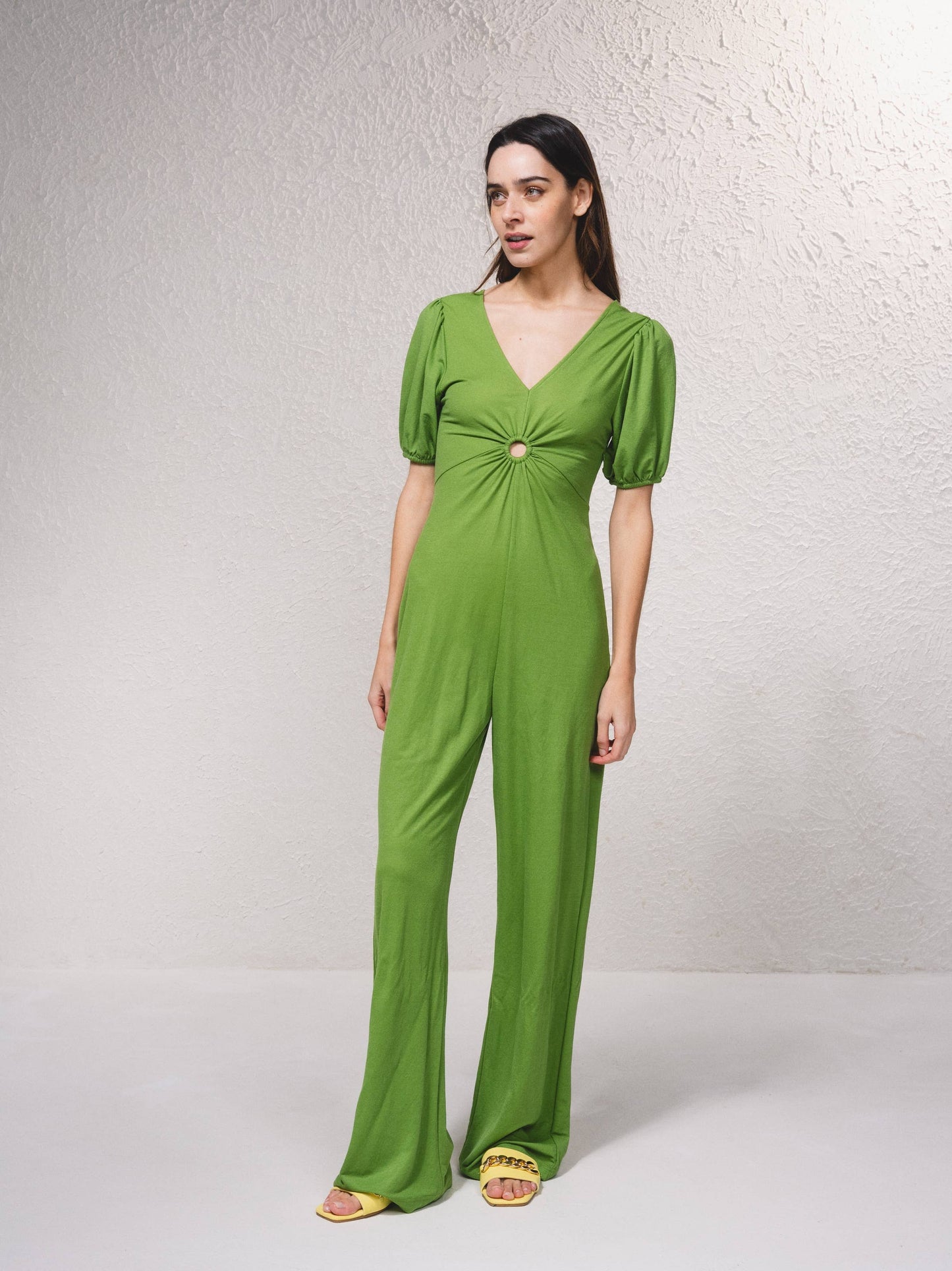 Tuta lunga a gamba larga con scollo a V e cut-out