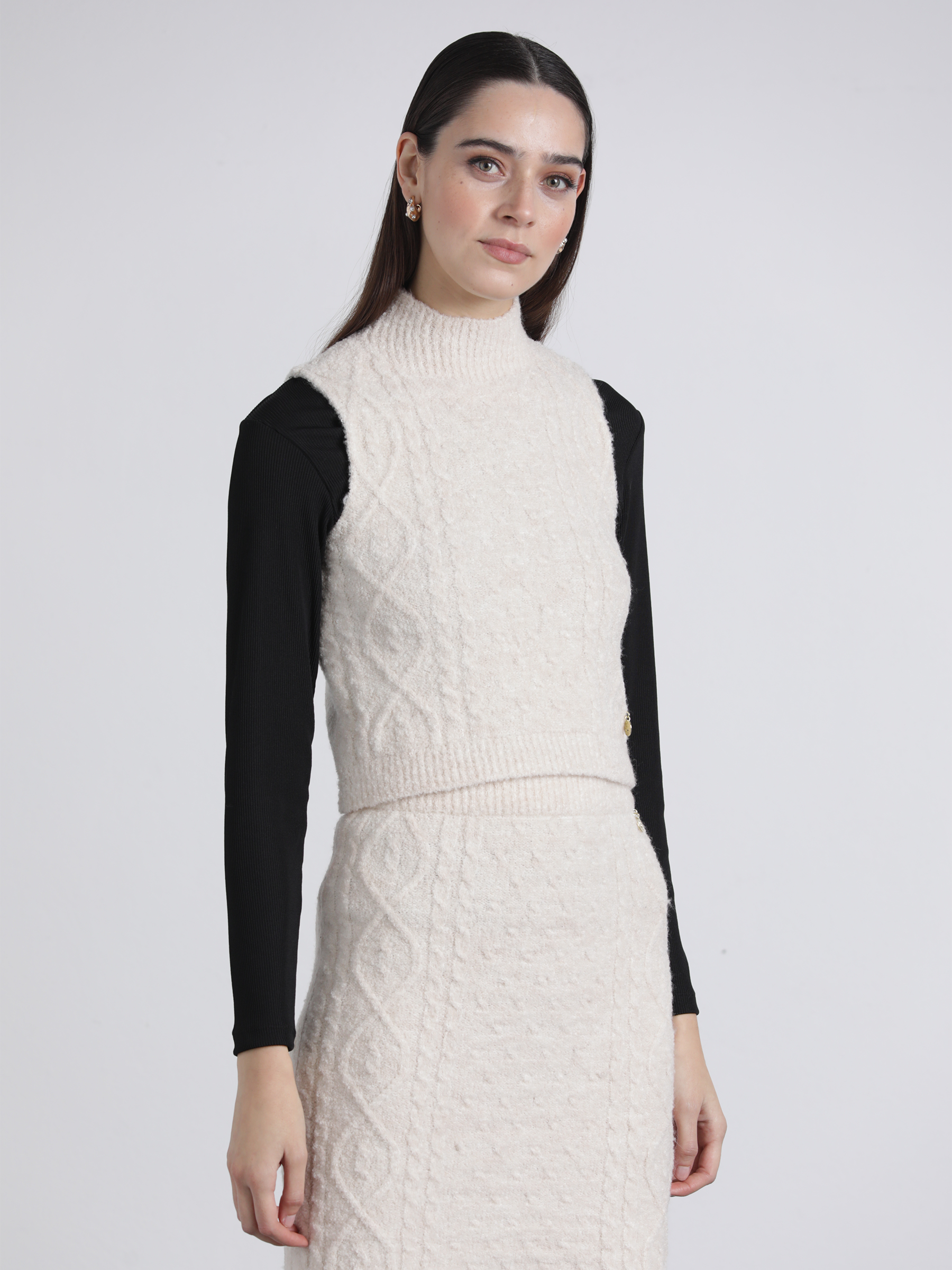 Gilet in maglia a trecce con collo alto