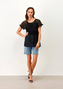 Top t-shirt nero in tulle plumetis con balze