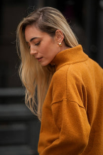 Maglione in lana con collo alto e bottoni
