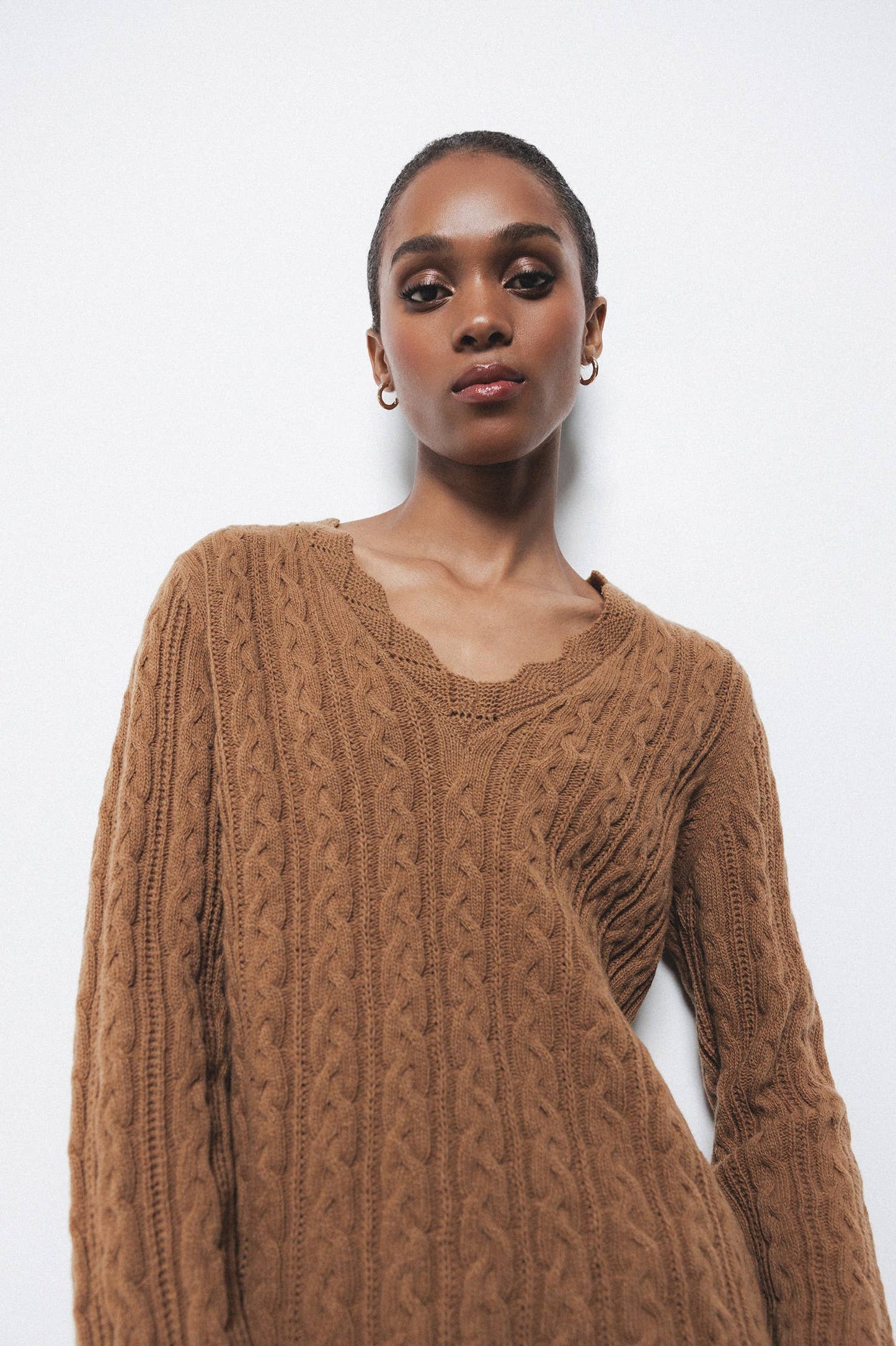 Maglione in lana a trecce con scollo a V