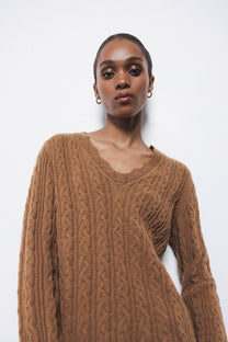 Maglione in lana a trecce con scollo a V