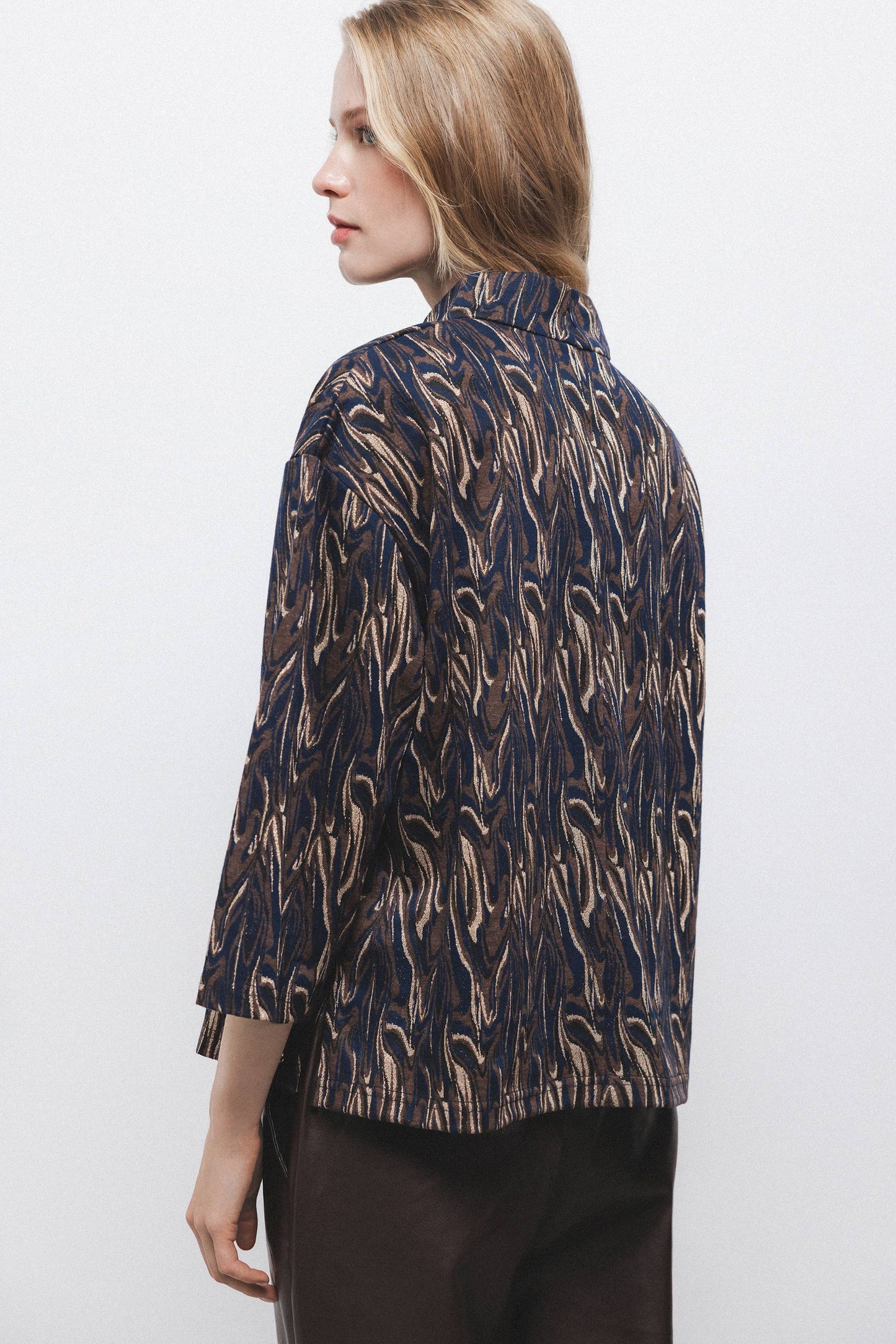 Blusa stampata con collo alto