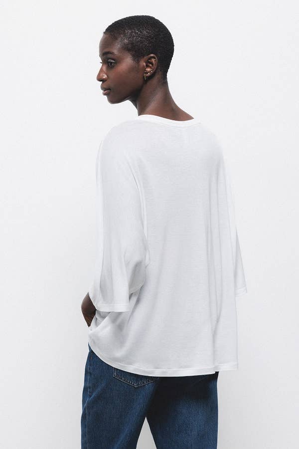 T-shirt oversize bianca in lyocell con scollo a V e maniche 3/4