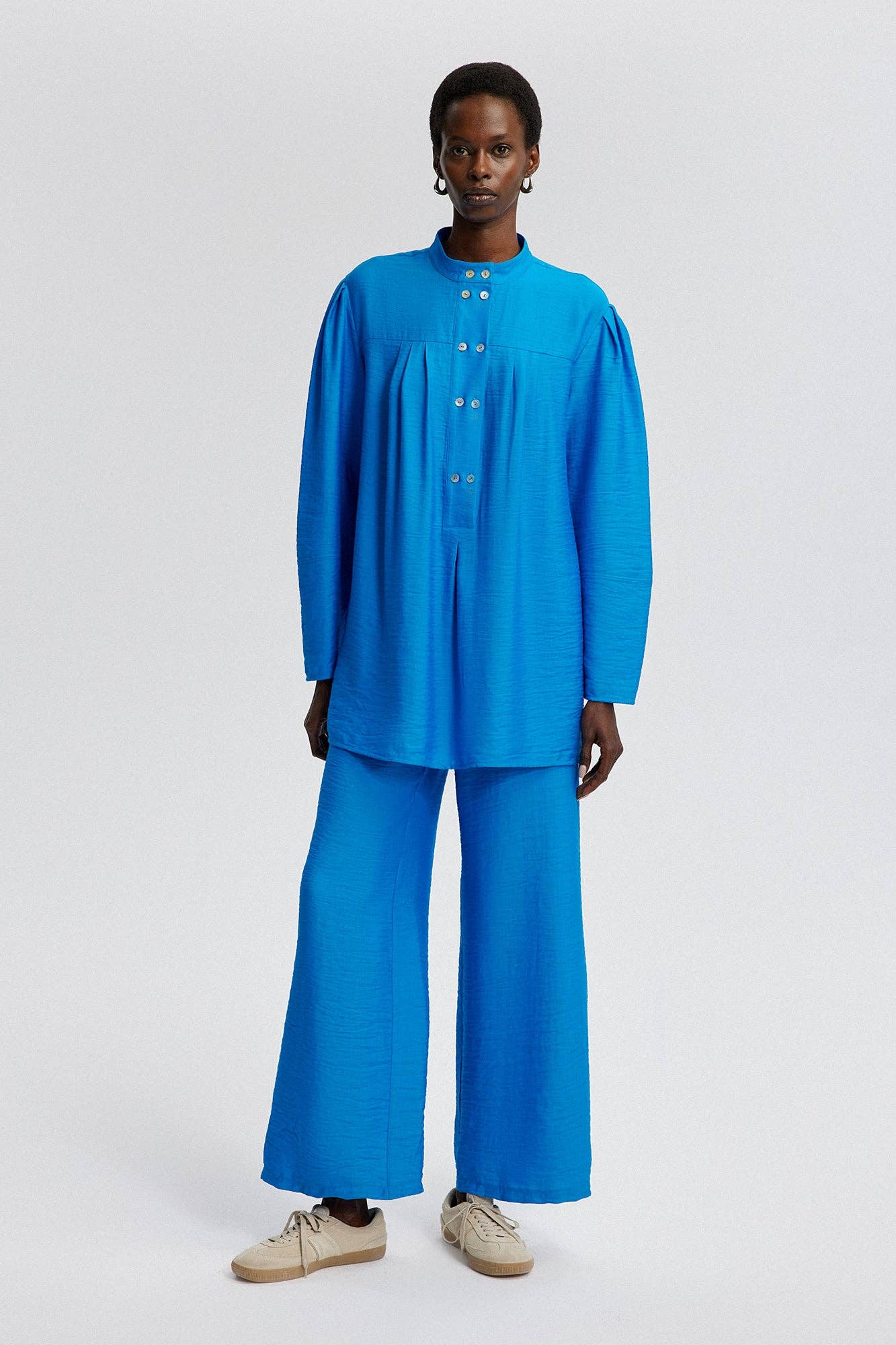 Completo tunica e pantaloni blu in tessuto naturale