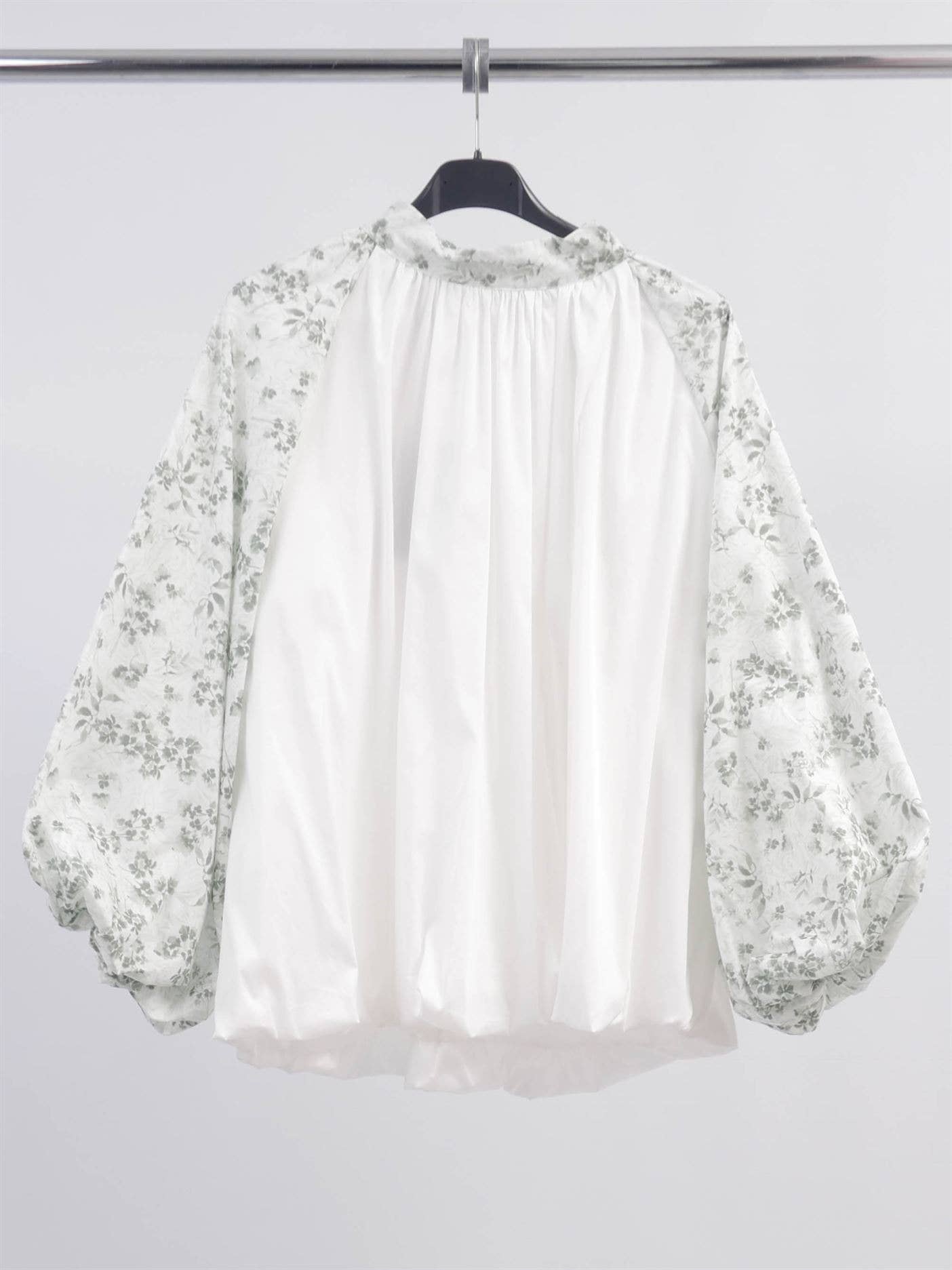 Blusa floreale con maniche a sbuffo
