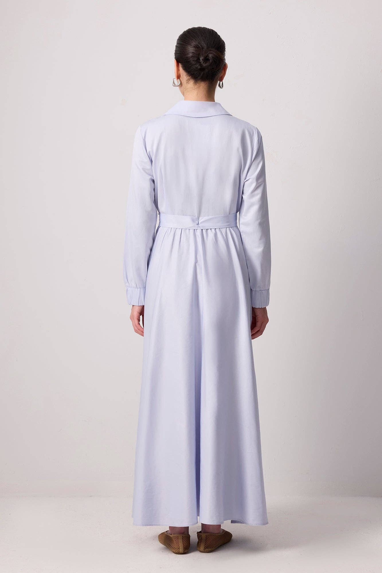 Abito camicia maxi azzurro con cintura e colletto con zip