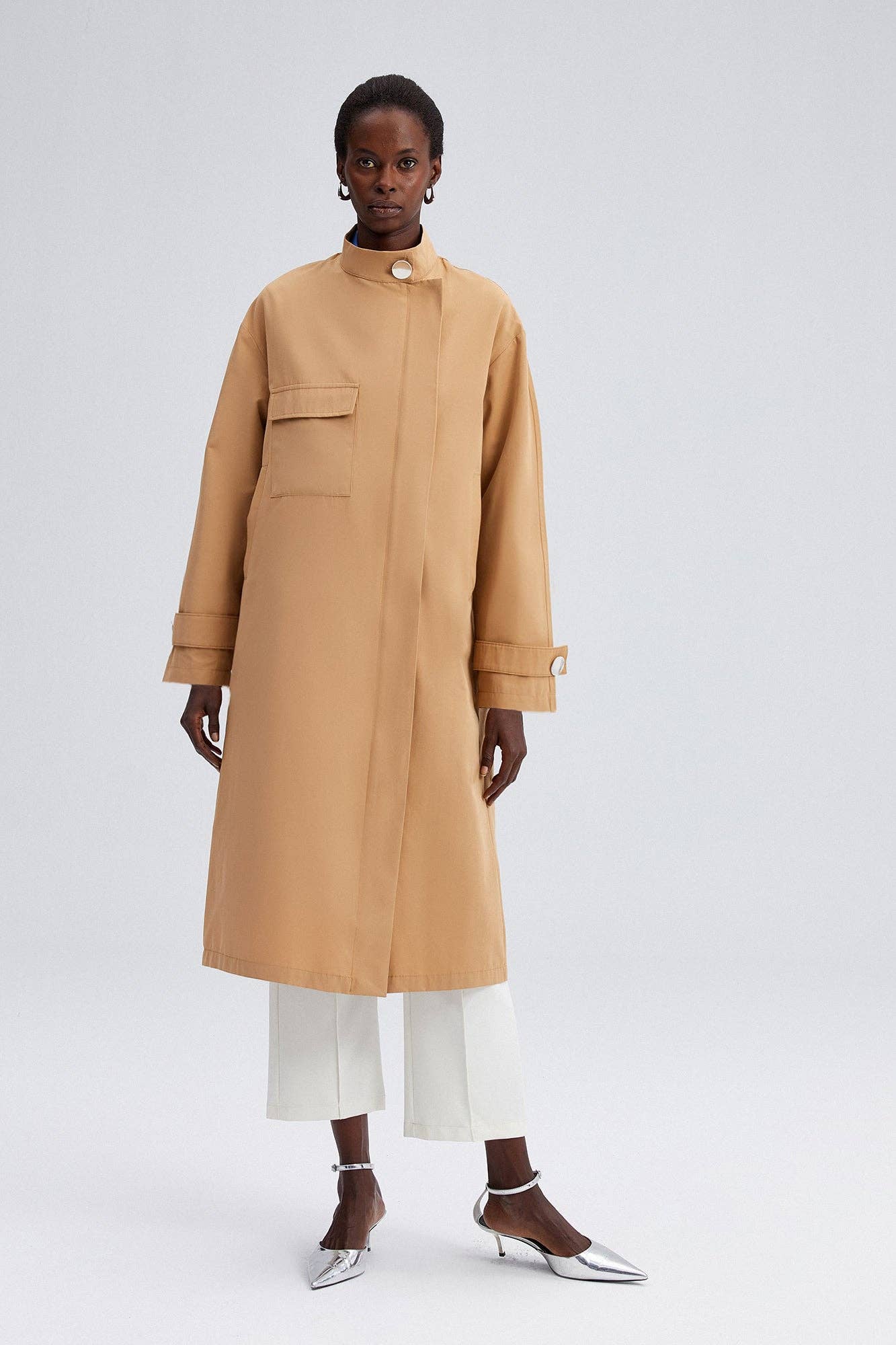 Trench lungo beige con maxi tasche