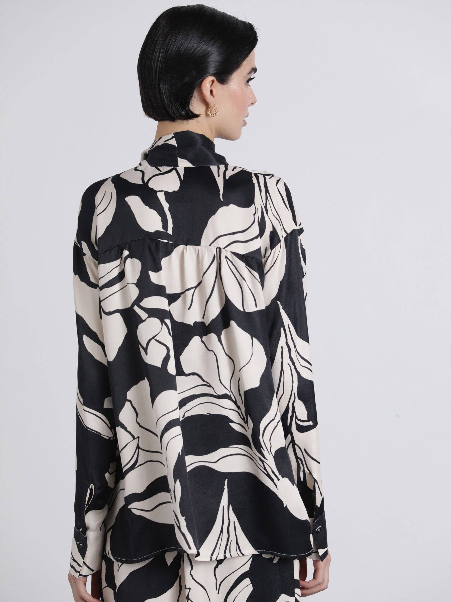 Blusa fluida con fiocco e stampa grafica